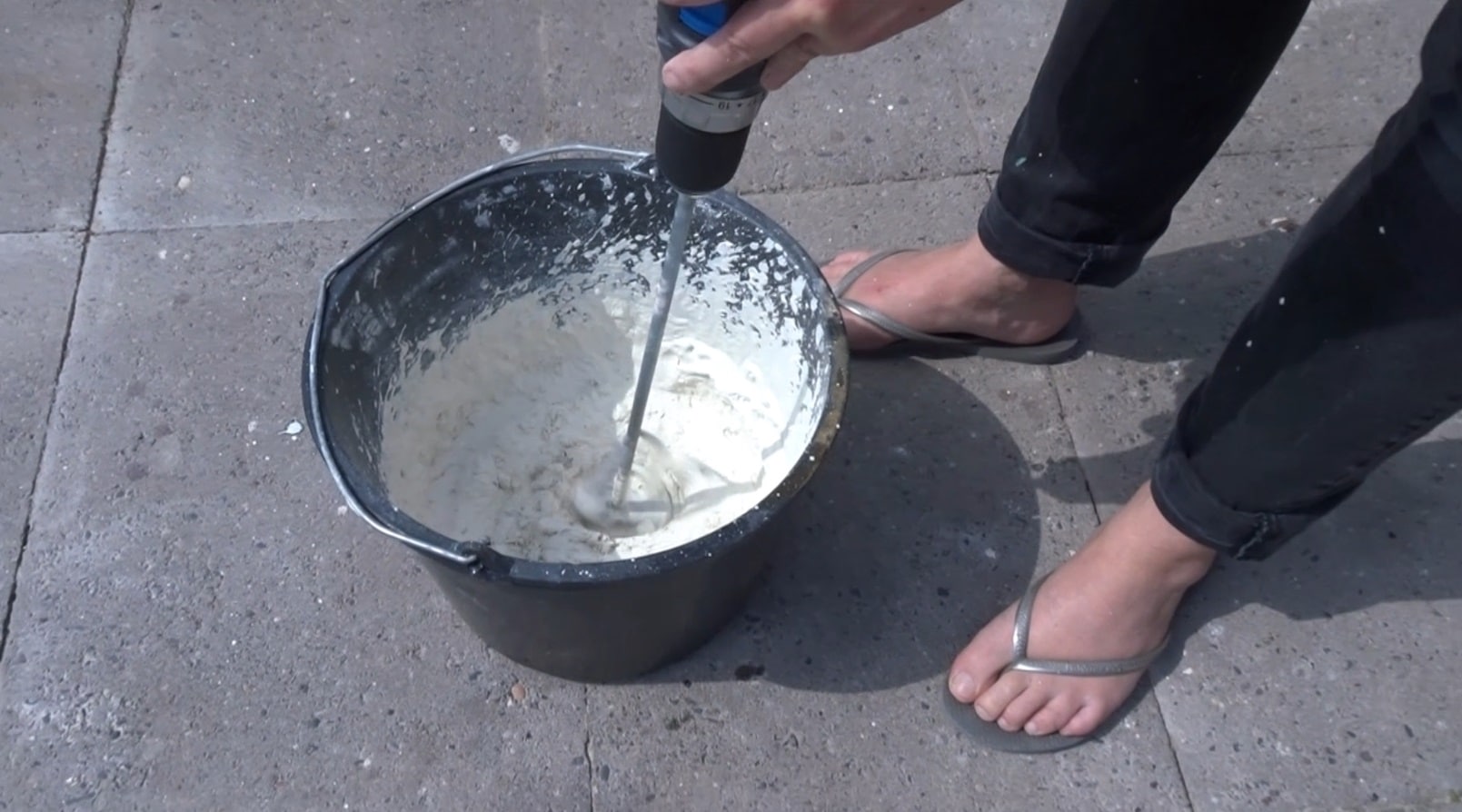 Tegels mengen wit metsel cement zand zwembad randtegels metselen